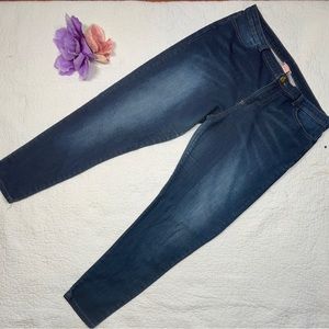 Juicy Couture Women's Tapered Blue Denim Jeans With "JC" on the Back Pockets; 34